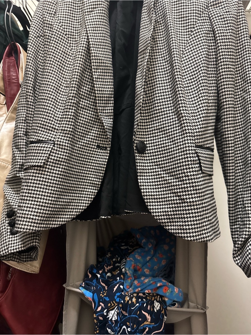 White House Black Market Black & White Houndstooth Blazer
